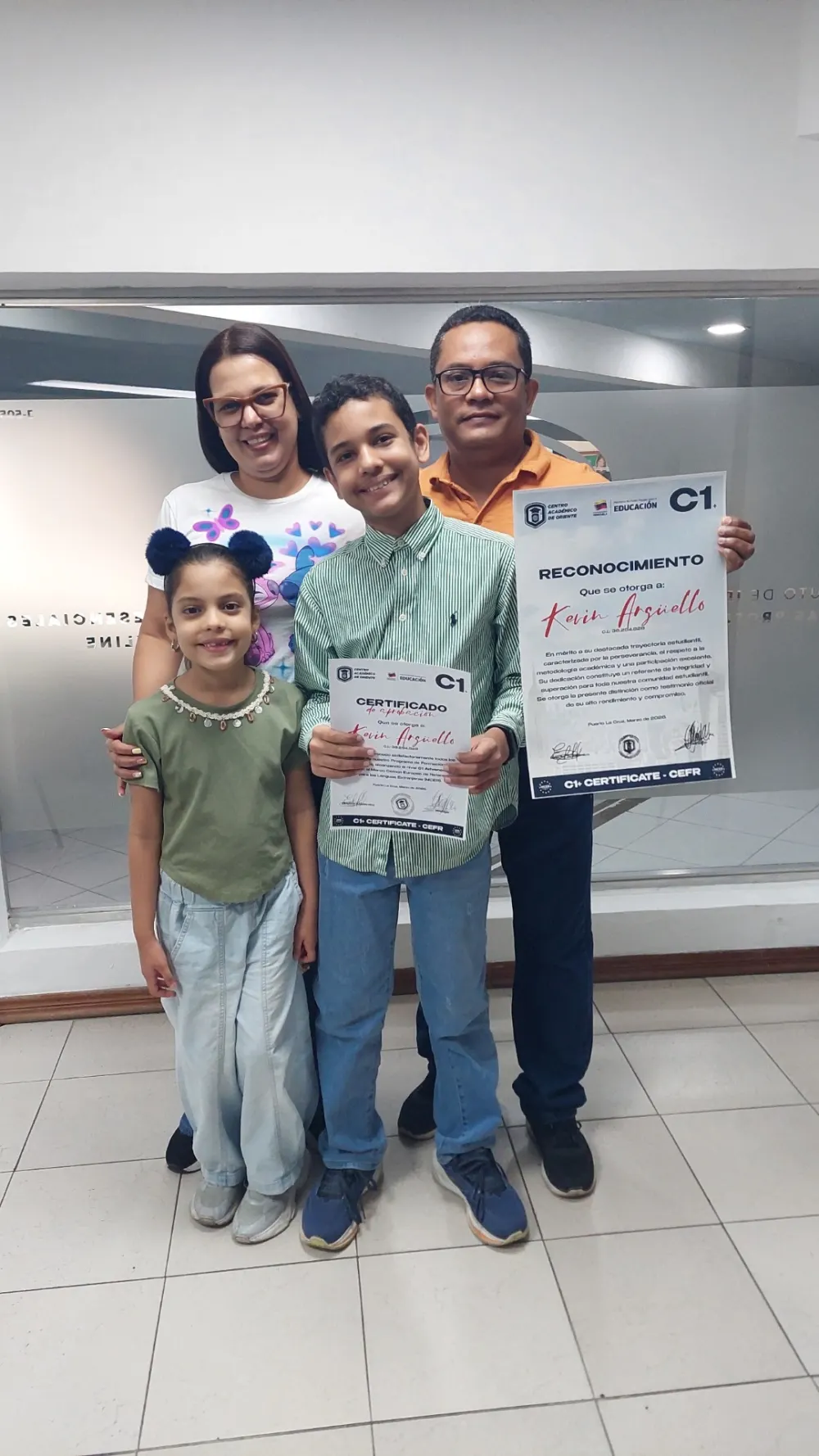 Familia de estudiantes con sus certificaciones C1+ del Centro Académico de Oriente