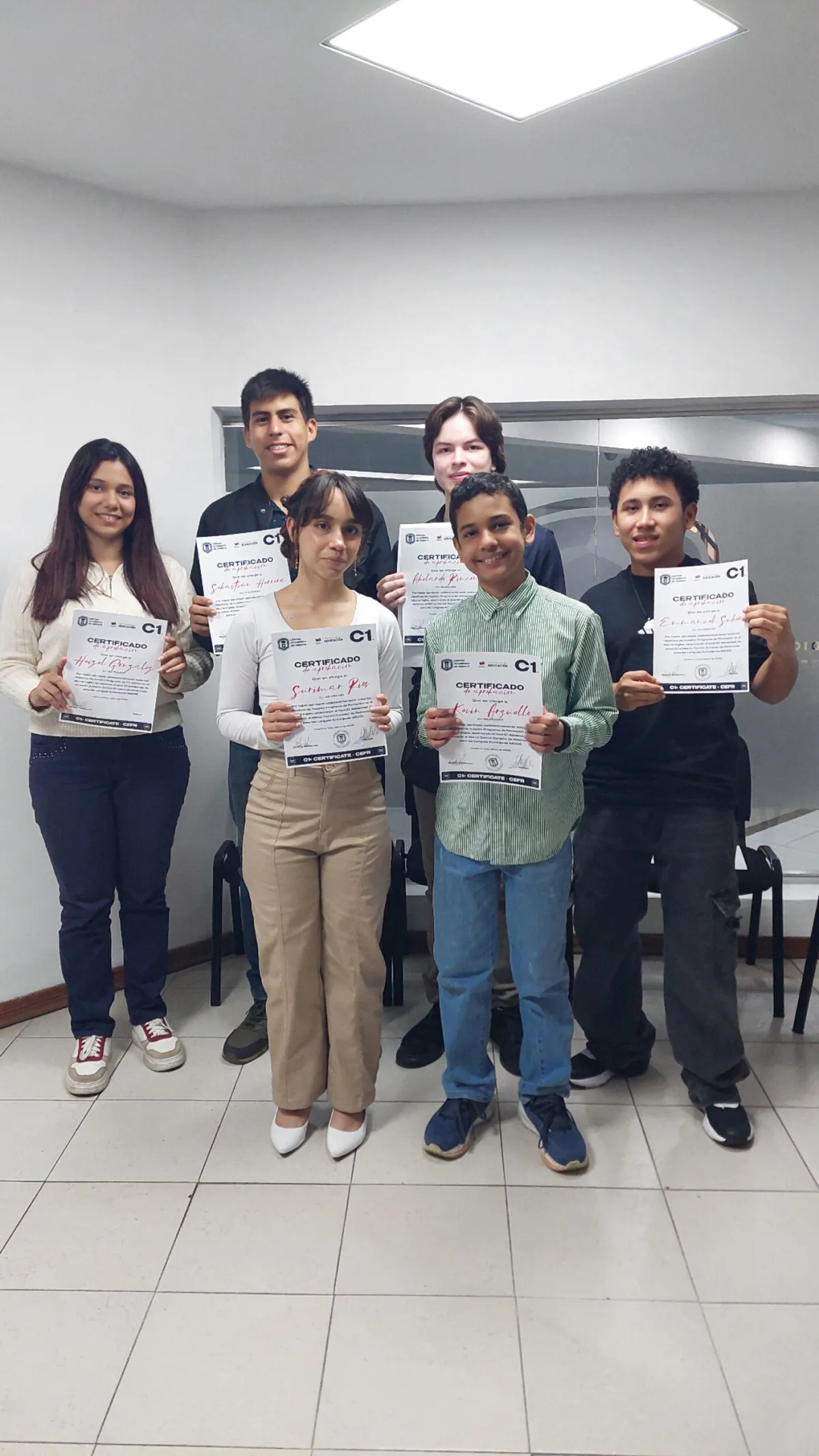 Estudiantes del Centro Académico de Oriente con sus certificados C1 MCER