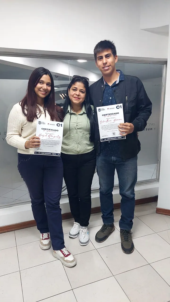 Alumna con su certificado C1