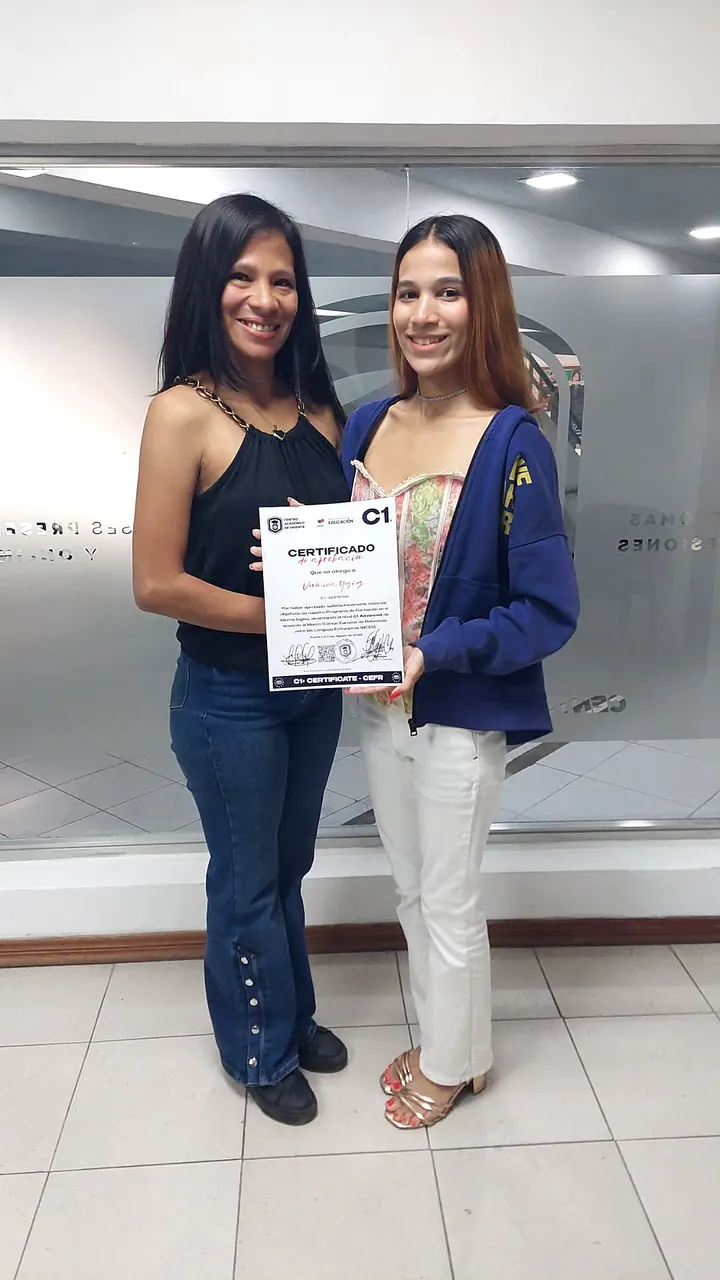 Estudiante con certificado en el acto del 31 de agosto