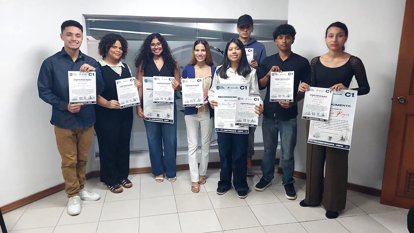 Graduados recibiendo su certificado